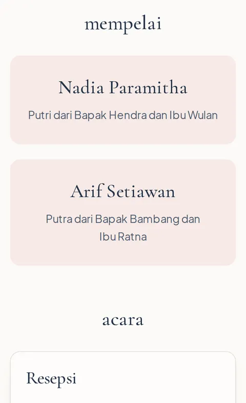 Contoh undangan di layar ponsel: mempelai dan keterangan orang tua.